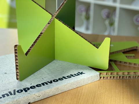 kartonnen laptopstandaard met logo bizzprint.nl